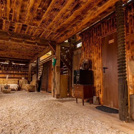 ゲストハウス Hay Barn Unique Experience Visole スロヴェンスカ・ビストリツァ